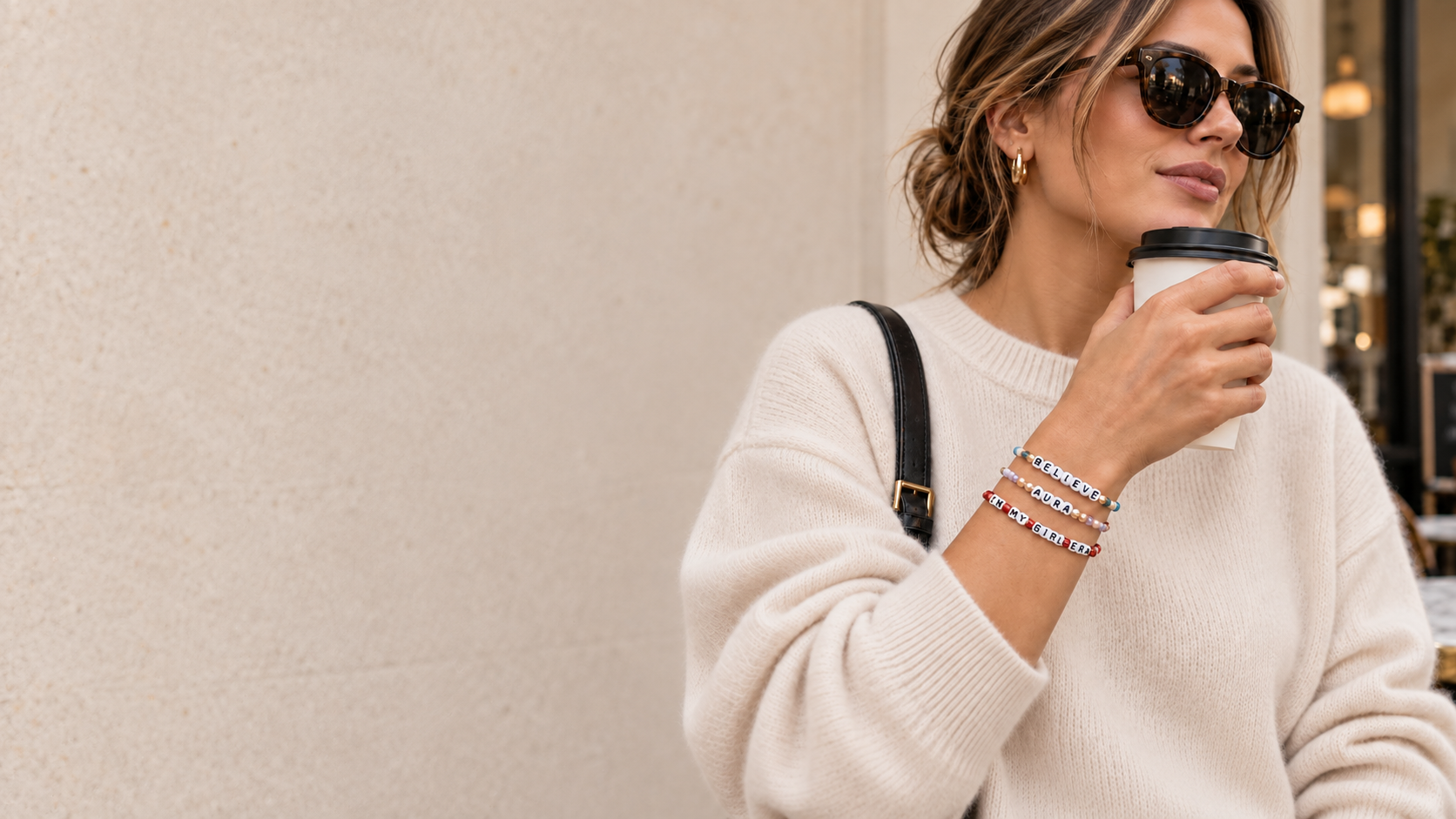 NEU & TRENDING: zierliches Perlenarmband an einem Handgelenk