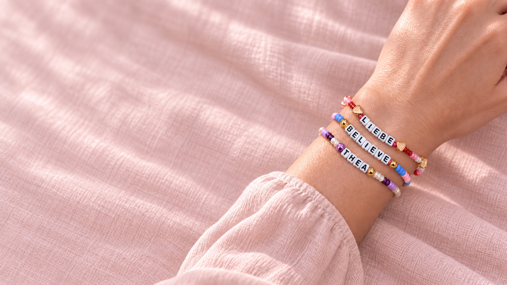 DEIN WORT. DEIN ARMBAND.: zierliches Perlenarmband an einem Handgelenk